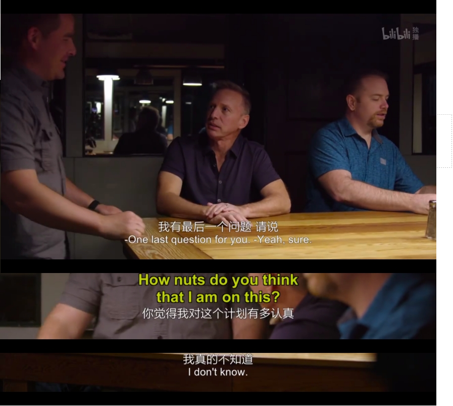 三位男性坐在酒吧的桌子旁,讨论关于一个计划的问题,桌上有部分饮料。
