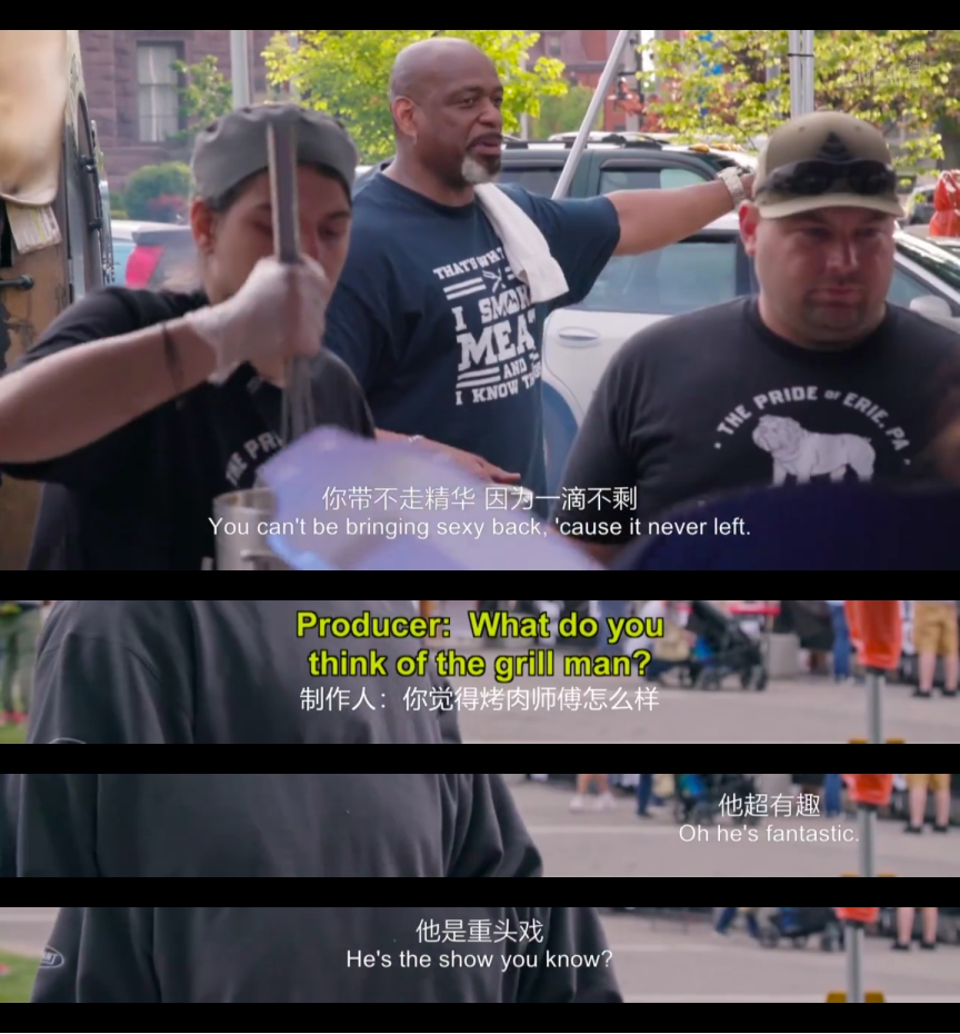 一名男子在街头烧烤摊位前与团队成员互动，背景是繁忙的街道和观众，表达出热情和兴奋的氛围。