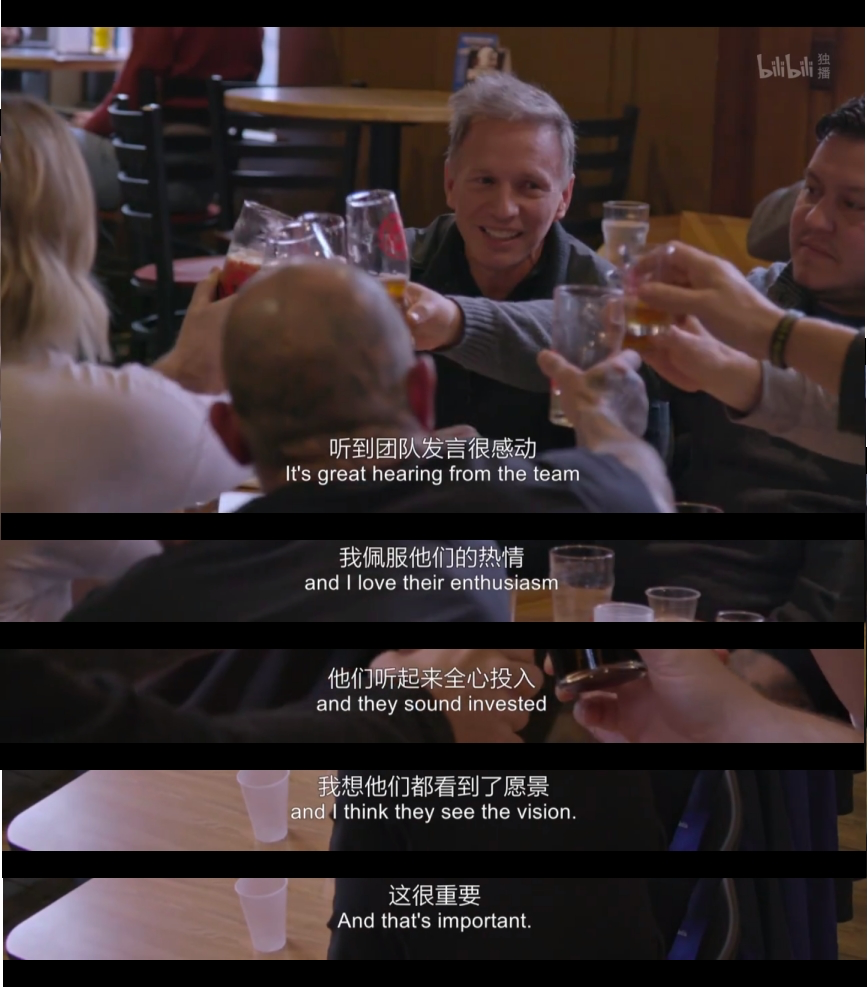 一群人在餐厅中举杯庆祝，一位男士微笑着发表感言，表达对团队热情和愿景的欣赏。