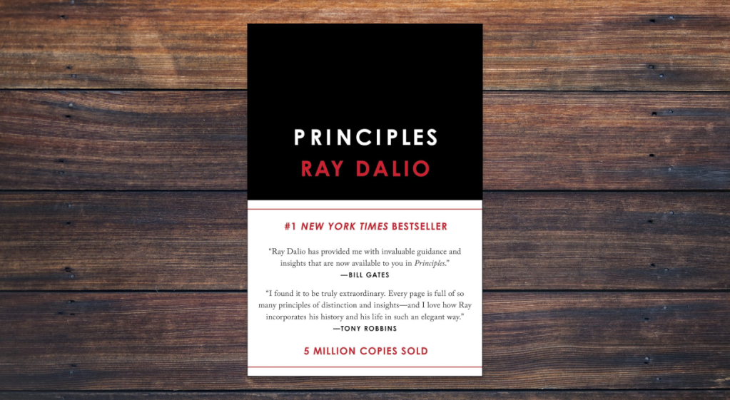 一本名为《原则》的书籍封面，作者为瑞·达利欧，封面显示了书名以大字表现，背景为木纹。