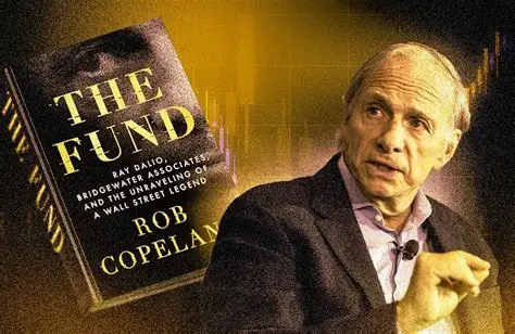 一位男性在演讲，背景是关于书籍《The Fund》的图像，展示了书名和作者的名字，以及一些金融图表元素。