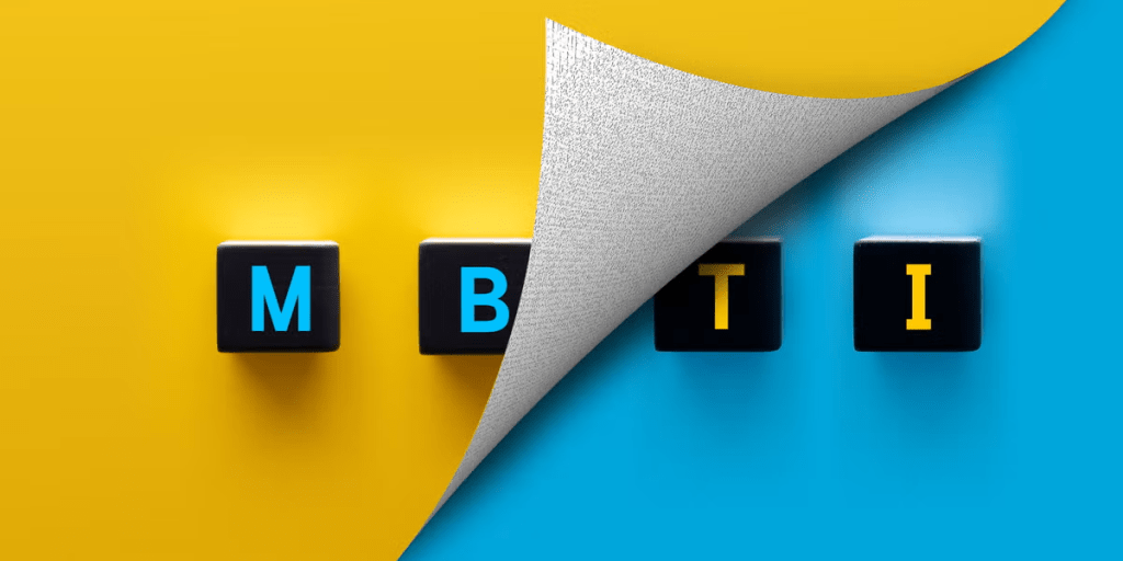 MBTI字母标识块，黄色背景与蓝色背景对比，部分字母被撕开的纸覆盖